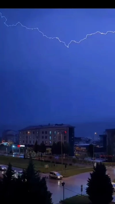 Karab&uuml;k&rsquo;te şimşekler g&ouml;rsel ş&ouml;len oluşturdu
