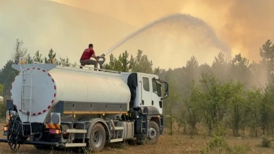 Karab&uuml;k&rsquo;teki orman yangınında Davutlar K&ouml;y&uuml; tedbiren boşaltıldı