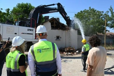 Karacabey Belediyesi'nden metruk yapılara ge&ccedil;it yok