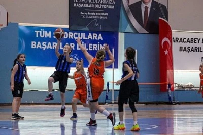 Karacabey Belediyespor gen&ccedil;lerinden final başarısı