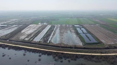  Karacabey &ccedil;ift&ccedil;isi yeni sezon ekimleri i&ccedil;in suların &ccedil;ekilmesini bekliyor