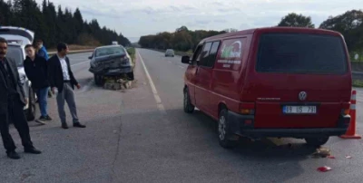 Karacabey&rsquo;de iki otomobil &ccedil;arpıştı: 2 yaralı