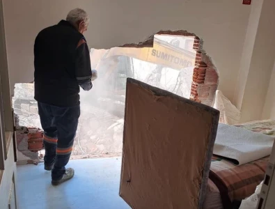 Karacabey&rsquo;de inşaat &ccedil;alışması yan binaya zarar verdi