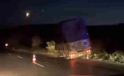 Karacabey&rsquo;de kamyonet ağa&ccedil;lara &ccedil;arptı