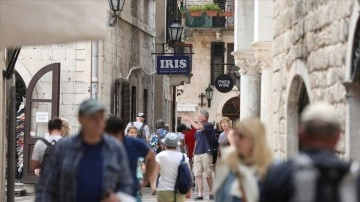 Karadağ'ın ziyaret&ccedil;ilerine Orta &Ccedil;ağ esintisi yaşatan kediler kenti: Kotor