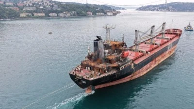  Karadeniz'de İHA saldırısına uğrayan "MV Aroyat" İstanbul Boğazı'ndan ge&ccedil;ti