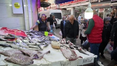 Karadeniz'deki olumsuz hava balık tezgahlarını etkiledi