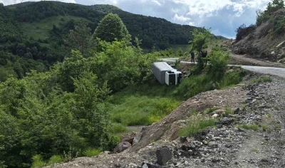 Karadeniz Ereğli&rsquo;de  kamyonet şarampole yuvarlandı
