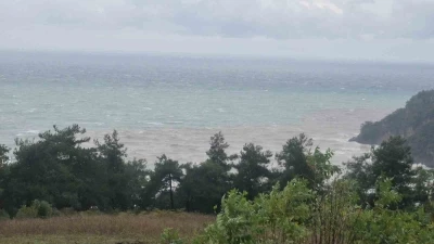 Karadeniz&rsquo;in rengi kahverengiye d&ouml;n&uuml;şt&uuml;