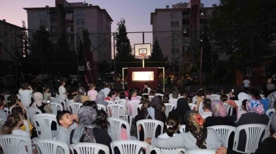 Karag&ouml;z&rsquo;&uuml;n Salıncağı ilk g&ouml;steriminde &ccedil;ocuklar ve aileler buluştu