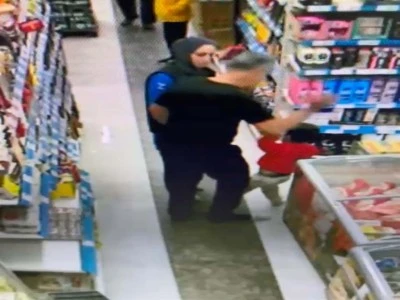Karaktersiz adam: 5 yaşındaki &ccedil;ocuğu markette d&ouml;vd&uuml;! İşte o g&ouml;r&uuml;nt&uuml;ler