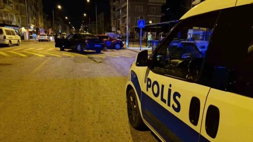 Karaman&rsquo;da 2 kişinin yaralandığı kaza anı kamerada
