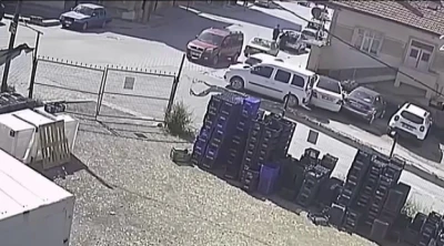 Karaman&rsquo;da freni boşan hafif ticari aracın 2 otomobile &ccedil;arpması kamerada
