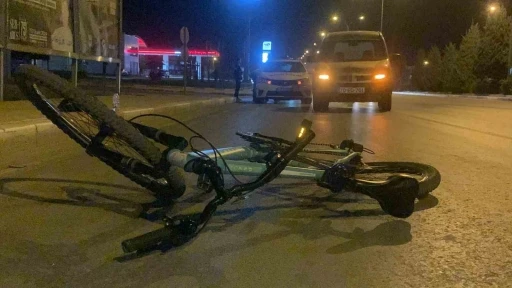 Karaman&rsquo;da hafif ticari ara&ccedil;la bisiklet &ccedil;arpıştı: 1 yaralı
