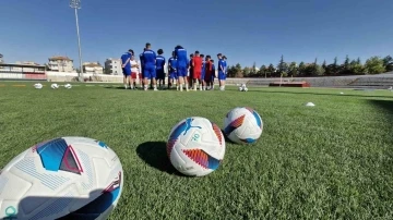 Karaman FK, yeni sezon i&ccedil;in top başı taptı
