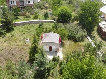 Karamanoğlu Beyliği&rsquo;nin son h&uuml;k&uuml;mdarının t&uuml;rbesi ilgin&ccedil; &ouml;zellikleriyle dikkat &ccedil;ekiyor
