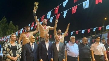 Karam&uuml;rsel Yağlı Pehlivan G&uuml;reşleri'nde H&uuml;seyin G&uuml;m&uuml;şalan başpehlivan oldu