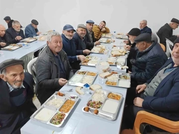 Kara&ouml;ren&rsquo;de 2005 yılında başlatan toplu iftar geleneği s&uuml;r&uuml;yor
