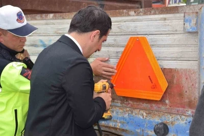 Karapınar&rsquo;da &ccedil;ift&ccedil;ilere reflekt&ouml;r dağıtıldı
