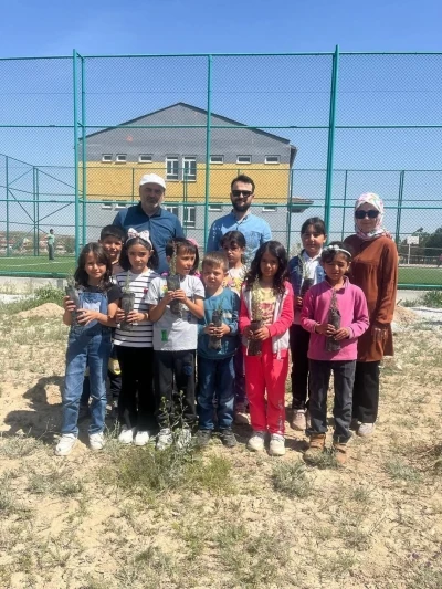 Karapınar&rsquo;da &ouml;ğrenciler 110 fidanı toprakla buluşturdu
