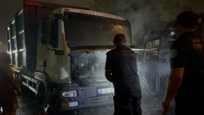 Karavandaki yangın, 2 karavan ile 1 kamyonu da yaktı