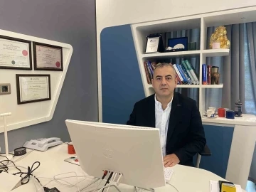 Karavanıyla d&uuml;nyayı gezen 79 yaşındaki adam dev mide fıtığından İstanbul&rsquo;da kurtuldu
