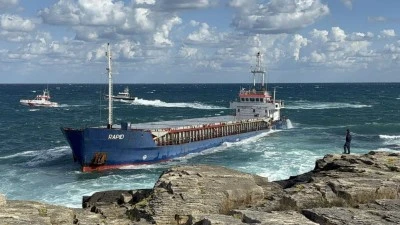  Karaya oturan Tanzanya bandıralı kuru y&uuml;k gemisi satışa &ccedil;ıkarılıyor