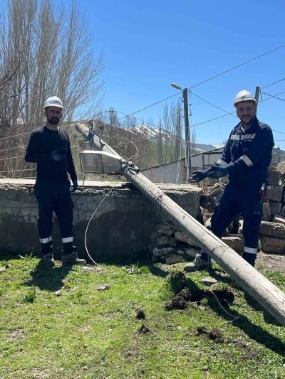 Karayazı&rsquo;da hortum ve fırtına enerji hatlarını vurdu
