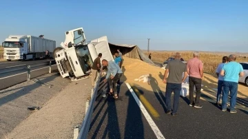 Karayolu arpa tarlasına d&ouml;nd&uuml;
