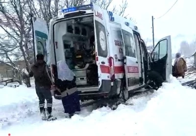 Hastaneye yetişemeden ambulansta doğum yaptı