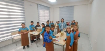 Karesi&rsquo;de &ouml;ğrenciler geri d&ouml;n&uuml;ş&uuml;m&uuml; merkezinde &ouml;ğreniyor
