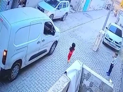 Kargo aracının altında kalan &ccedil;ocuk hayatını kaybetti