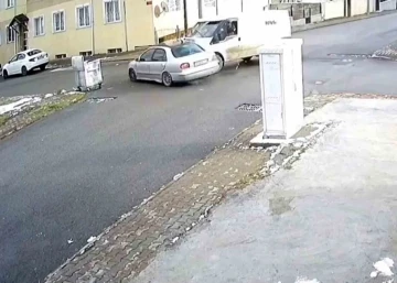 Kargo minib&uuml;s&uuml; ile otomobil &ccedil;arpıştı: 5 yaralı
