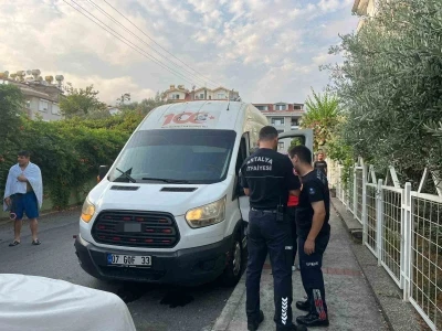 Kargo minib&uuml;s&uuml;nde uyuyakalan s&uuml;r&uuml;c&uuml; ekipleri alarma ge&ccedil;irdi