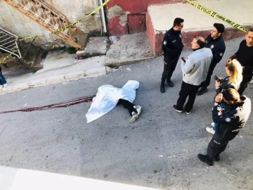 Karısını &ccedil;ocuğunun g&ouml;z&uuml; &ouml;n&uuml;nde sokak ortasında &ouml;ld&uuml;rd&uuml;
