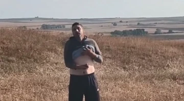 Karısını &ouml;ld&uuml;r&uuml;p bir şehrin korkulu r&uuml;yası haline gelmişti: Yakalanınca da bı&ccedil;ağı karnına dayadı
