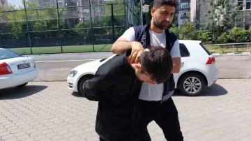 Karısını ve &uuml;vey oğlunu bı&ccedil;aklayıp yurt dışına ka&ccedil;arken yakalandı
