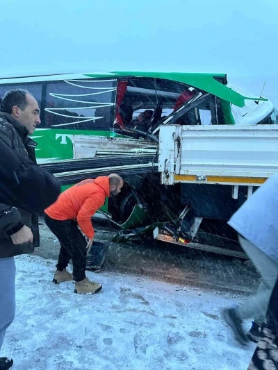 Karlı yolda kayan yolcu otob&uuml;s&uuml; tıra &ccedil;arptı: 1&rsquo;i ağır 12 yaralı