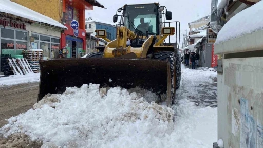 Karlıova&rsquo;da karla m&uuml;cadele &ccedil;alışmaları
