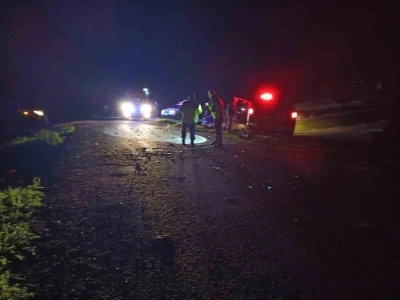 Kars&rsquo;ta 2 hafif ticari ara&ccedil; &ccedil;arpıştı: 1 &ouml;l&uuml;, 4 yaralı
