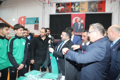 Kars&rsquo;ta amat&ouml;r spor kul&uuml;plerine malzeme desteği
