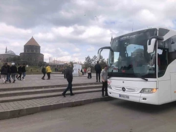 Kars&rsquo;ta bayramda turist yoğunluğu

