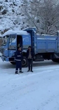 Kars&rsquo;ta buz tutan yolda mahsur kaldılar
