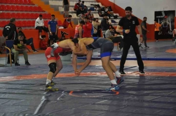 Kars&rsquo;ta g&uuml;reş&ccedil;iler finaller i&ccedil;in mindere &ccedil;ıktı
