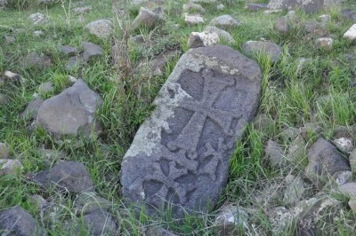 Kars&rsquo;ta ha&ccedil;lı mezar taşları dikkat &ccedil;ekiyor