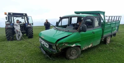 Kars&rsquo;ta kamyonet dereye u&ccedil;tu
