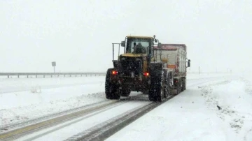 Kars&rsquo;ta kar ve tipi ulaşımı fel&ccedil; etti
