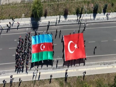 Kars'ta Karabağ şehitleri i&ccedil;in 'İki Devlet Tek Y&uuml;rek' y&uuml;r&uuml;y&uuml;ş&uuml;