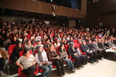 Kars&rsquo;ta &lsquo;Otogargara&rsquo; oyununa yoğun ilgi
