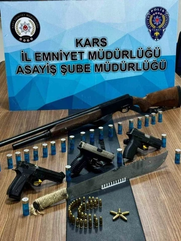 Kars&rsquo;ta pala ve &ccedil;ok sayıda silah ele ge&ccedil;irildi
